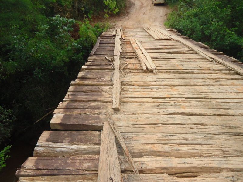 Secretaria de Obras avança na melhoria das pontes na zona rural do município. 